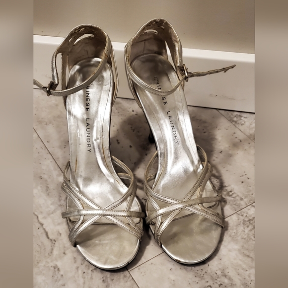 COPY - 2/$35   👠silver strappy saddles - sz 8 - Picture 7 of 12